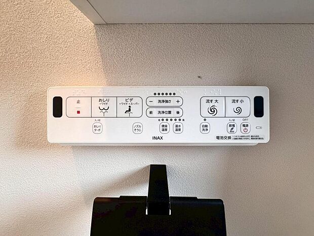 【ウォシュレット機能付きトイレ】ウォシュレット機能付きトイレは2箇所に設置され生活動線が便利な間取りです。