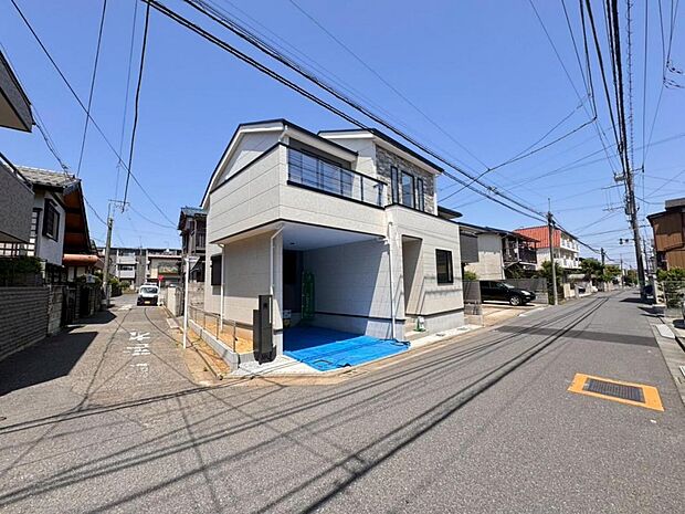 【前面道路】お車の出し入れも便利な前面道路です。歩道もしっかり整備されておりますので、小さなお子様がいらっしゃるファミリー層にも安心です。