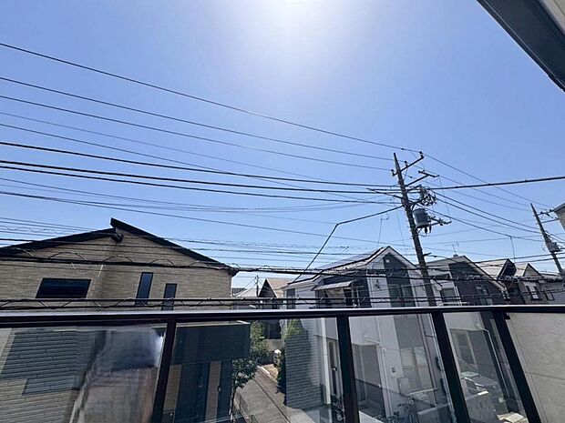 【眺望】圧迫感がなく、見晴らしや陽当りも良好です。閑静で落ち着いた街並みは心に安らぎとゆとりを叶えてくれます。