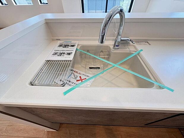 【浄水器一体型水栓】水栓の中に浄水カートリッジが組み込まれた「浄水器一体型水栓」です。ホースが伸びるのでシンクのお掃除も快適です。