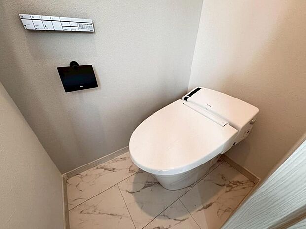【トイレ】高機能タンクレスタイプのトイレを採用。見た目の美しさだけではなく、お手入れ・お掃除が簡単なのも重要なポイントです。