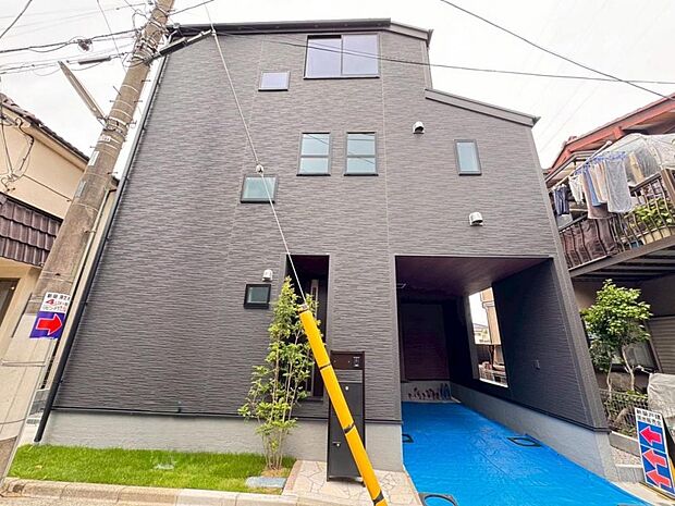 【外観】木造３階建て設計、４ＬＤＫ＋カースペース。暮らしを豊かにサポートする仕様設備や広々としたキッチンなど魅力が詰まったお住まいです。