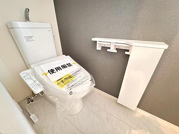 【トイレ】白を基調とし清潔感をデザインしたトイレ空間です。使い心地もしっかり追求した先進のトイレを搭載しております。