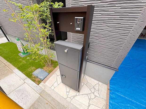 【宅配ボックス】大型宅配物もしっかり保管出来る宅配BOXが設置されております。留守中の荷物の受け渡しもスムーズに♪長期不在時もご安心いただけます。