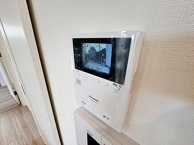 【モニター付きインターホン】ドアを開ける前に訪問者の顔を確認できます。不審者や無用なセールスだった場合に玄関を開ける必要がなく、防犯性を向上してくれます。