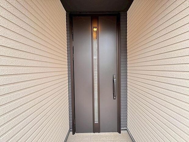 【玄関】お家の第一の顔とも言える「玄関」。清潔感のあるシンプルな空間で大切なお客様をお迎えします。