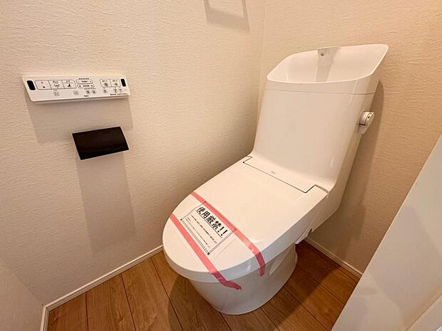 【トイレ】白を基調とし清潔感をデザインしたトイレ空間です。使い心地もしっかり追求した先進のトイレを搭載しております。