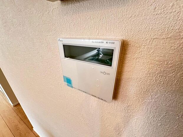 【オートバス】離れた場所からでも浴槽の操作が可能な追い焚き機能付きです。セミオート式になりますので操作も楽々。