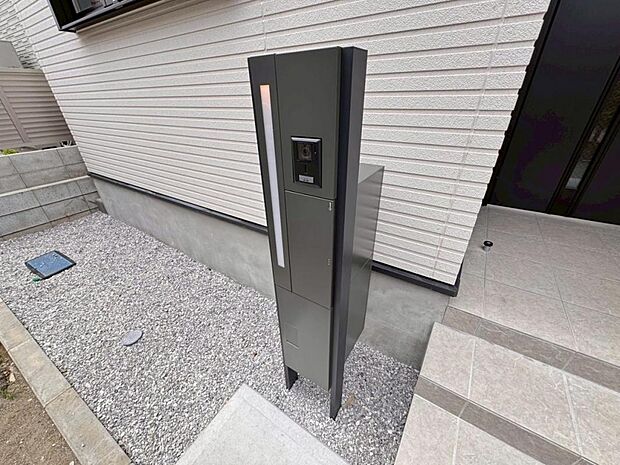 【宅配ボックス】大型宅配物もしっかり保管出来る宅配BOXが設置されております。留守中の荷物の受け渡しもスムーズに♪長期不在時もご安心いただけます。