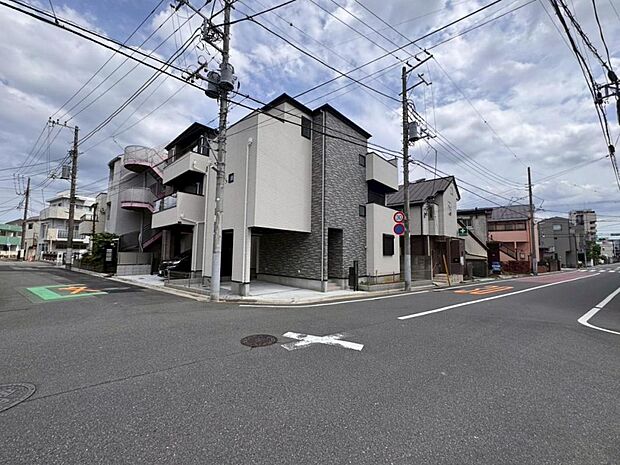 【前面道路】お車の出し入れも便利な前面道路です。歩道もしっかり整備されておりますので、小さなお子様がいらっしゃるファミリー層にも安心です。