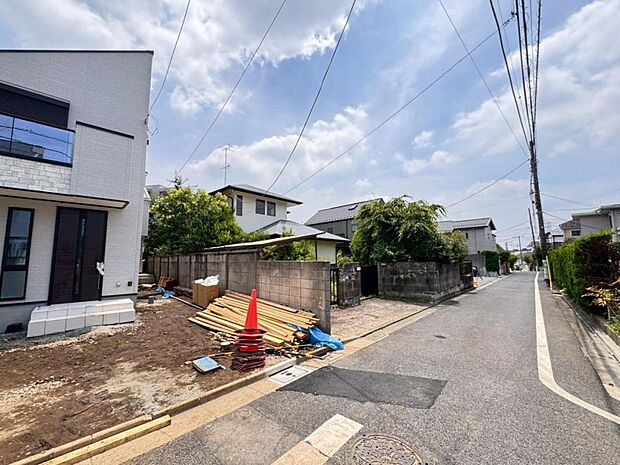 【前面道路】お車の出し入れも便利な前面道路です。歩道もしっかり整備されておりますので、小さなお子様がいらっしゃるファミリー層にも安心です。