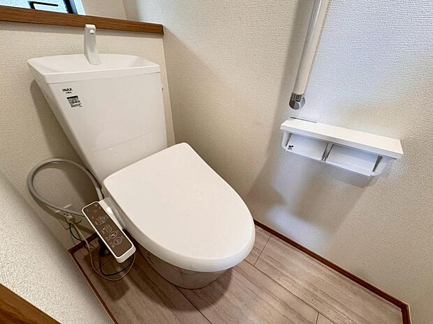 【トイレ】白を基調とし清潔感をデザインしたトイレ空間です。使い心地もしっかり追求した先進のトイレを搭載しております。