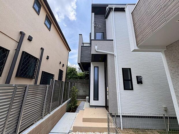 【外観】木造2階建て設計、3LDK+カースペース。暮らしを豊かにサポートする仕様設備や広々としたキッチンなど魅力が詰まったお住まいです。