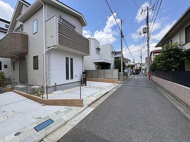 【前面道路】お車の出し入れも便利な前面道路です。歩道もしっかり整備されておりますので、小さなお子様がいらっしゃるファミリー層にも安心です。