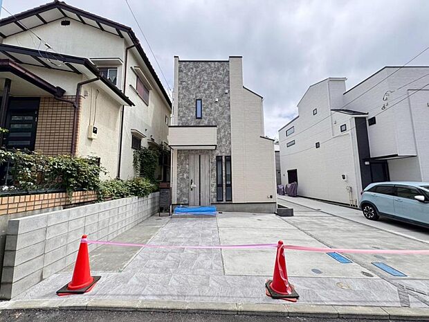 【駐車スペース】駐車スペースは2台完備(車種による)。前面道路は交通量が少ないので、お車の出し入れも焦らずゆっくりできます。
