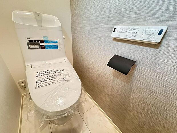 【トイレ】白を基調とし清潔感をデザインしたトイレ空間です。使い心地もしっかり追求した先進のトイレを搭載しております。