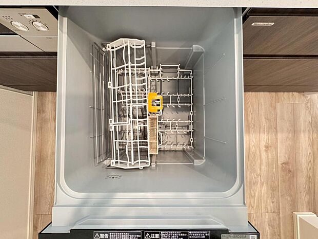 【食洗機】しつこい油汚れもサッと溶かして洗います。除菌も出来るので小さなお子様の食器洗いにも安心です。また、手洗いに比べて使用水量はごくわずか。時間と水道の節約になります。
