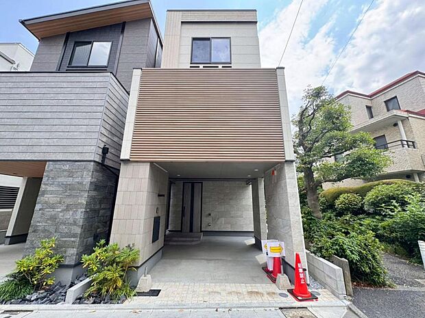 【外観】木造３階建て設計、３ＬＤＫ＋ルーフバルコニー＋カースペース。暮らしを豊かにサポートする仕様設備や広々としたキッチンなど魅力が詰まったお住まいです。
