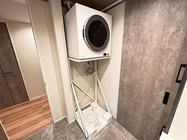 【乾燥機】従来の縦型、ドラム式洗濯機、共に設置頂くことが可能です。ゆとりのあるスペースがございます。また、あると嬉しい乾燥機付き。浴室乾燥機と合わせて使用すれば1度にたくさんの洗濯物を乾かすことができます。