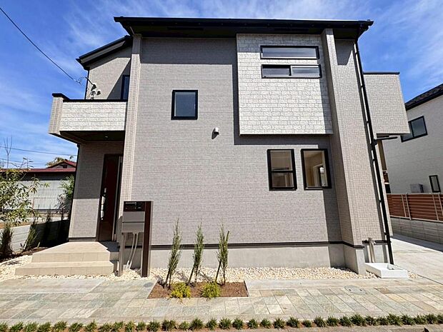 【外観】木造２階建て設計、４ＬＤＫ＋カースペース。暮らしを豊かにサポートする仕様設備や広々としたキッチンなど魅力が詰まったお住まいです。