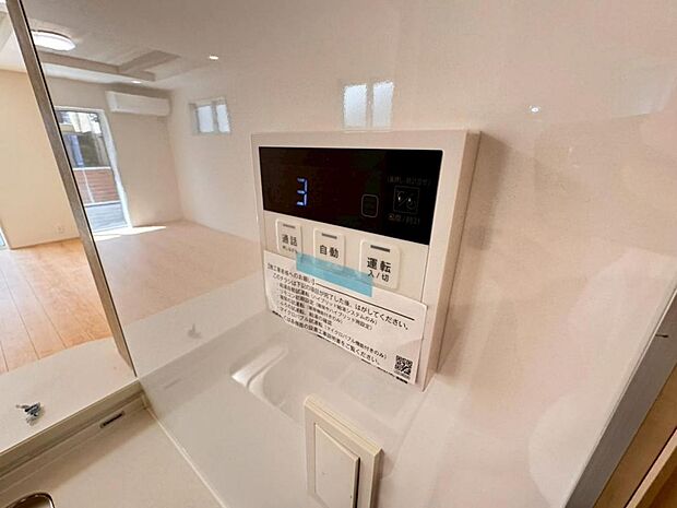 【オートバス】離れた場所からでも浴槽の操作が可能な追い焚き機能付きです。セミオート式になりますので操作も楽々。