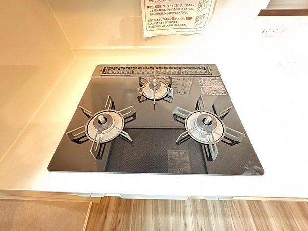 【3口ガスコンロ】3口ガスコンロを採用、同時に複数の調理を進められるため、調理時間が短縮できます。