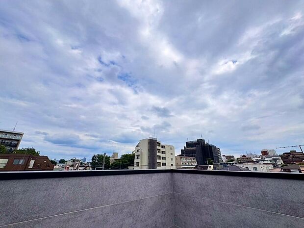 【眺望】陽当たり・通風・開放感・眺望に恵まれた環境です。周辺は高い建物がなく青い空が遠くまで広がります。