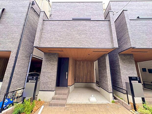 【外観】木造3階建て設計、3LDK+ルーフバルコニー+カースペース。暮らしを豊かにサポートする仕様設備や広々としたキッチンなど魅力が詰まったお住まいです。