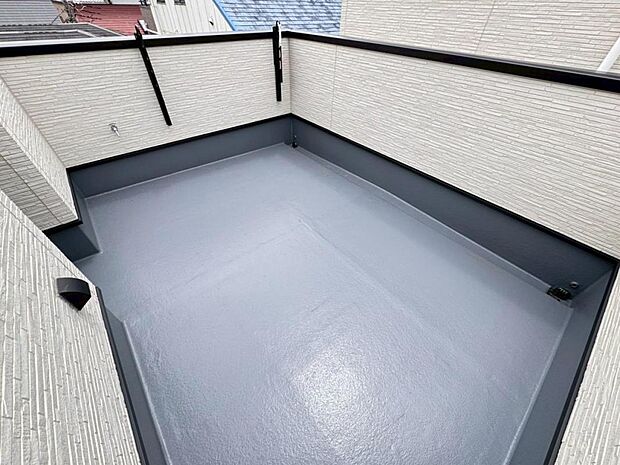 【ルーフバルコニー】都会の喧騒の中でも、空の下にプライベート空間をもつ自慢のルーフバルコニー。天気の良い日は、リビングだけでなく、バルコニーでの楽しみ方も増えそうです。
