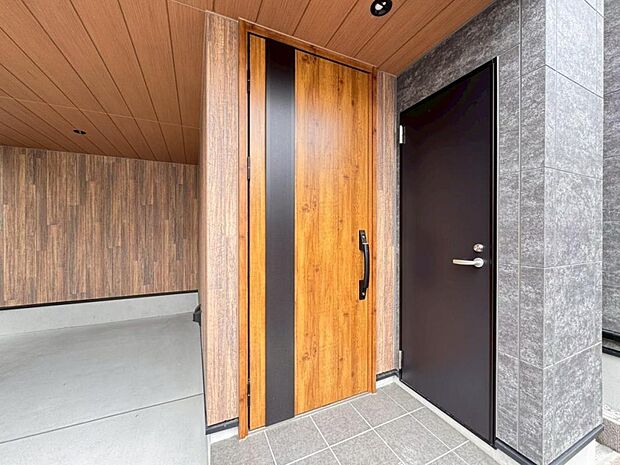 【玄関】お住まいの第一の顔「エントランス玄関」は明るく暖かみのあるデザイン。気持ちの良い1日をここからスタートしましょう。