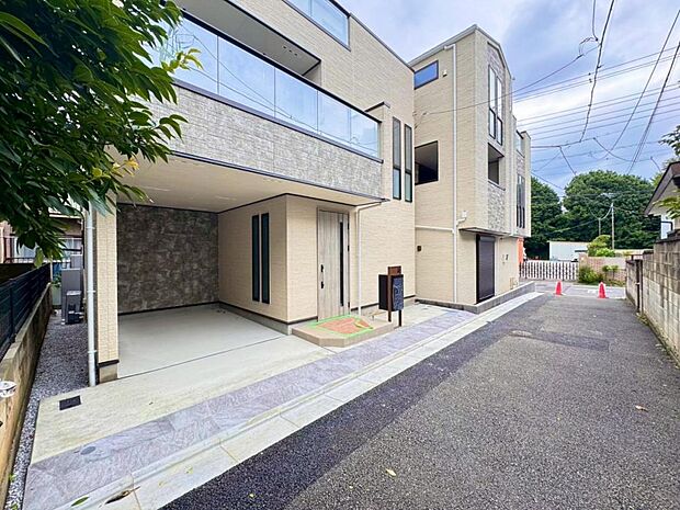 【前面道路】お車の出し入れも便利な前面道路です。歩道もしっかり整備されておりますので、小さなお子様がいらっしゃるファミリー層にも安心です。