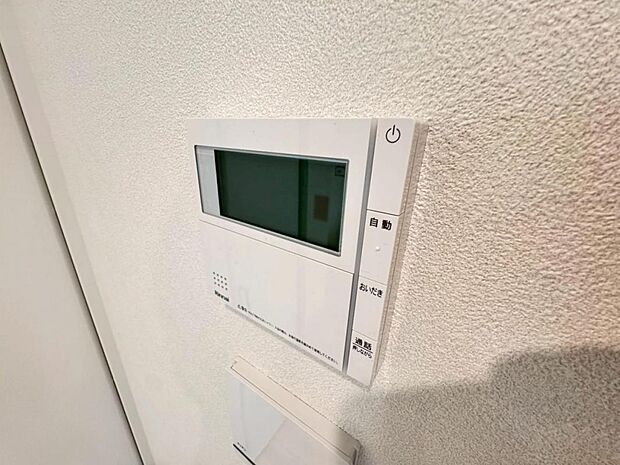 【オートバス】離れた場所からでも浴槽の操作が可能な追い焚き機能付きです。セミオート式になりますので操作も楽々。