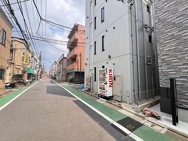 【前面道路】お車の出し入れも便利な前面道路です。歩道もしっかり整備されておりますので、小さなお子様がいらっしゃるファミリー層にも安心です。