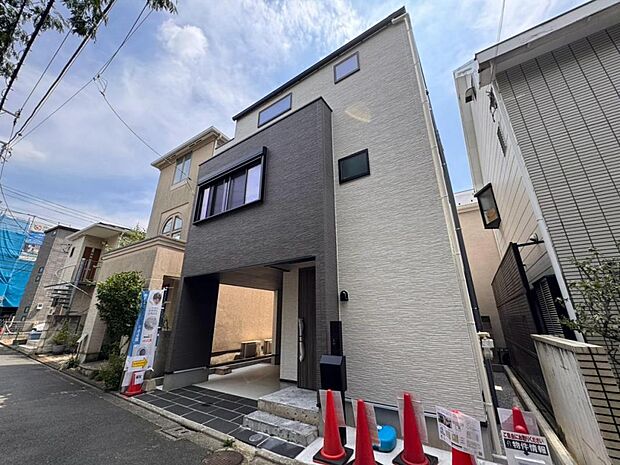 【外観】木造3階建て設計、3SLDK+カースペース。暮らしを豊かにサポートする仕様設備や広々としたキッチンなど魅力が詰まったお住まいです。
