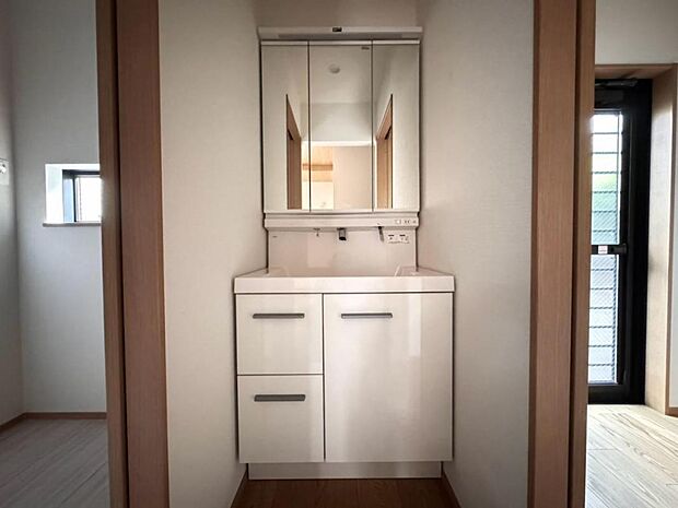 【洗面化粧台】実用性と機能美を兼ね備えた先進の洗面化粧台になります。耐水性や撥水性にも優れた仕様、3面鏡と一体となったキャビネットは収納力もUPします。