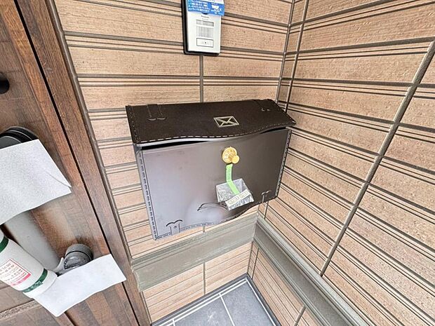 【ポスト】主張しすぎないシンプルな設計で、玄関周りにナチュラルに調和するメールボックスです。