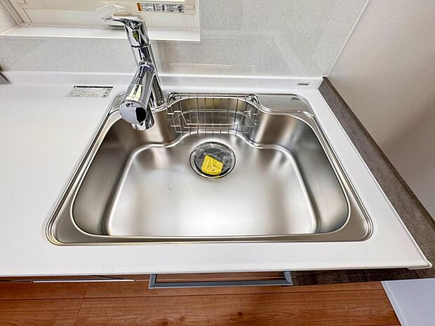【浄水器一体型水栓】水栓の中に浄水カートリッジが組み込まれた「浄水器一体型水栓」です。ホースが伸びるのでシンクのお掃除も快適です。