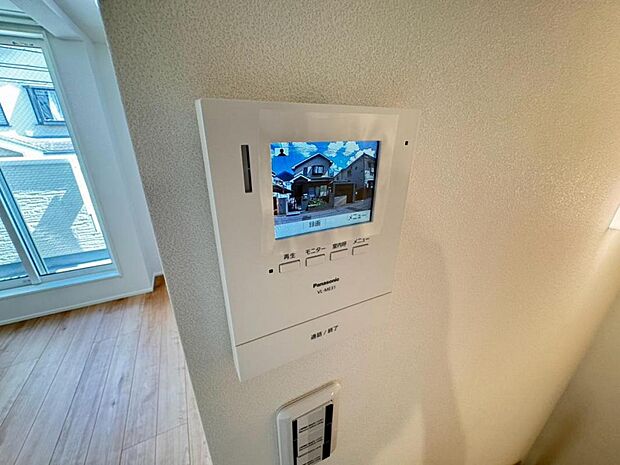 【モニター付きインターホン】ドアを開ける前に訪問者の顔を確認できます。不審者や無用なセールスだった場合に玄関を開ける必要がなく、防犯性を向上してくれます。