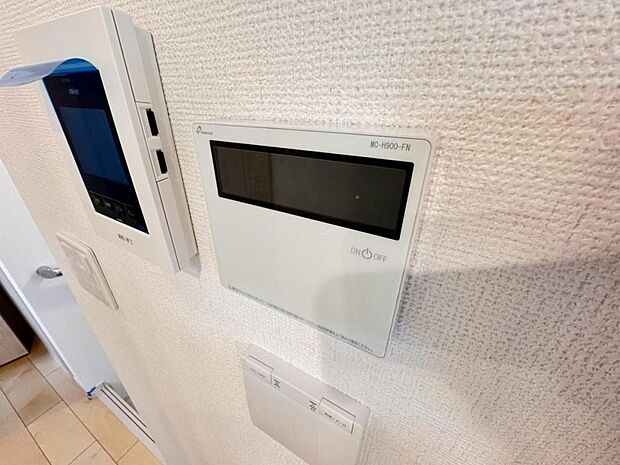 【オートバス】離れた場所からでも浴槽の操作が可能な追い焚き機能付きです。セミオート式になりますので操作も楽々。