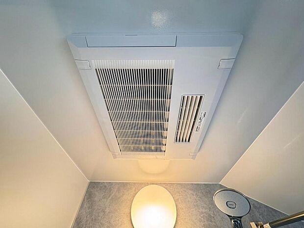 【浴室換気乾燥機】「浴室換気乾燥機」は梅雨の季節や春先の花粉の季節、最近ではPM2.5や黄砂の飛来対策としても外干しせずに室内で乾燥できるため、とても便利です。