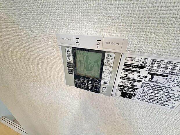 【床暖房】足元からじんわり暖まり、空気や肌が乾燥しにくく、また塵や埃も舞い上がりません。コードがなく室内はスッキリするので小さなお子様やペットがいるご家庭にも最適です。
