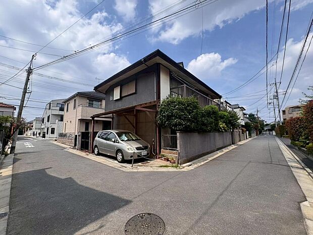 【前面道路】お車の出し入れも便利な前面道路です。歩道もしっかり整備されておりますので、小さなお子様がいらっしゃるファミリー層にも安心です。