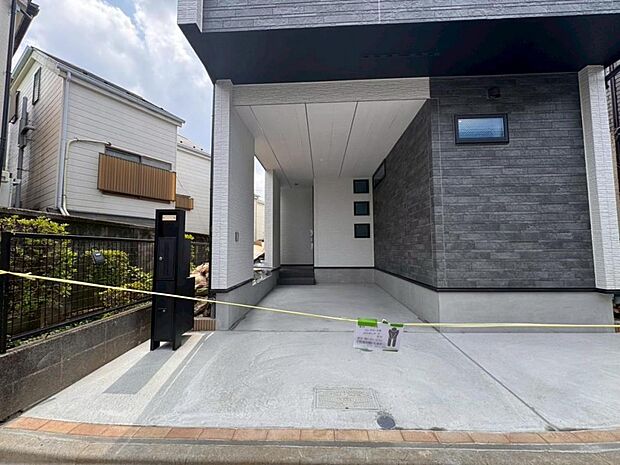 【駐車スペース】駐車スペースは1台完備。前面道路は交通量が少ないので、お車の出し入れも焦らずゆっくりできます。