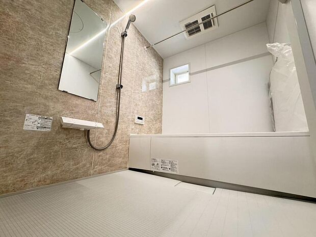 【バスルーム】ゆっくりお寛ぎ頂ける様、ゆとりの1620サイズの浴室になります。半身浴も楽しめる浴槽は極上の入浴を叶えてくれます。窓から差し込む陽光が浴室全体を明るく照らしてくれます。