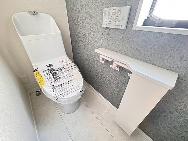【トイレ】白を基調とし清潔感をデザインしたトイレ空間です。使い心地もしっかり追求した先進のトイレを搭載しております。