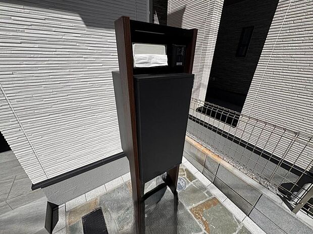 【宅配ボックス】大型宅配物もしっかり保管出来る宅配BOXが設置されております。留守中の荷物の受け渡しもスムーズに♪長期不在時もご安心いただけます。