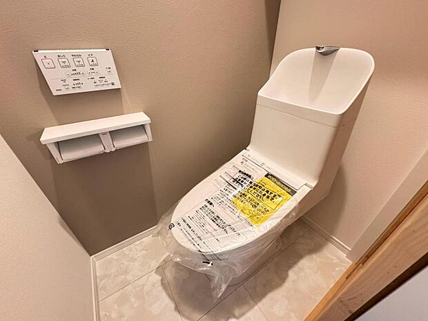 【トイレ】白を基調とし清潔感をデザインしたトイレ空間です。使い心地もしっかり追求した先進のトイレを搭載しております。