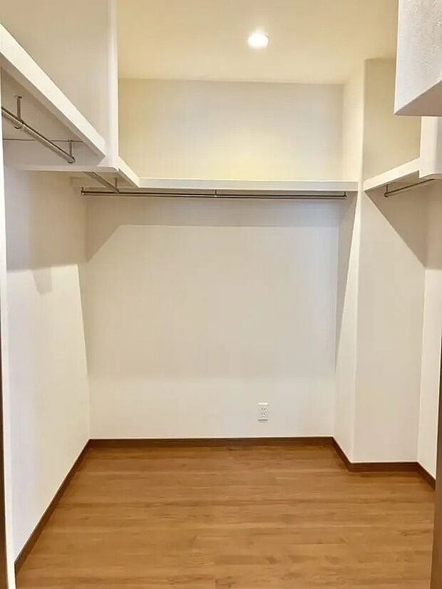 衣類やバッグなどをまとめて収納できるWIC。お部屋をすっきり保てる便利な収納スペースです。