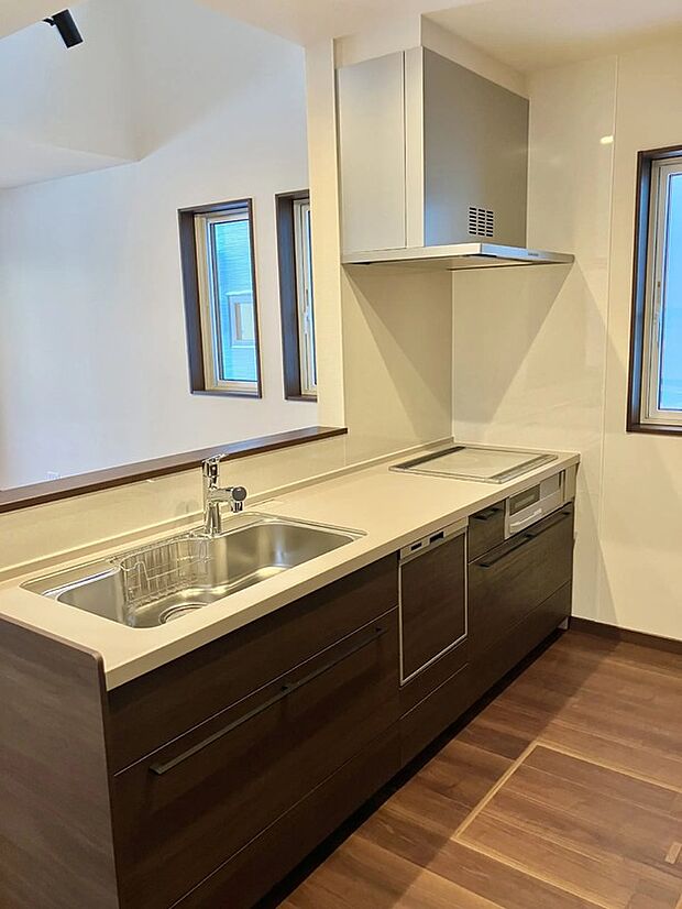 【1号棟キッチン】使い勝手の良いシステムキッチンを採用!IHや食洗器など機能も充実!