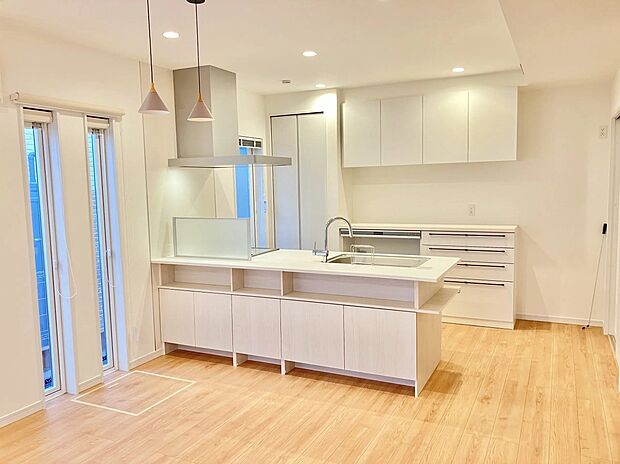 シンプルで上質なリビング。
明るく落ち着いた雰囲気が、毎日の暮らしをやさしく包みます。